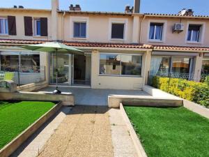 Vonkajšia záhrada v ubytovaní Maison T4 lumineuse avec jardin, à 10 min des Thermes, classée 3 étoiles, centre-ville de Balaruc-les-Bains - FR-1-503-164