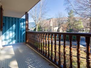 a balcony with a railing with a view at Charmant appartement lumineux avec balcon, près des commerces et du télécabine à Saint-Lary-Soulan - FR-1-296-458 in Saint-Lary-Soulan