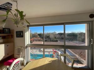 Basen w obiekcie Appartement T2 avec Piscine et Garage au Centre-Plage d'Argelès-sur-Mer - FR-1-388-212 lub w pobliżu