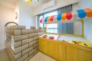 Habitación infantil con zona de juegos con juguete en 慕研安農民宿 包棟 KTV 游泳池 羅東運動公園 22p, en Yilan City