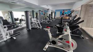 un gimnasio con varias cintas de correr y máquinas cardiovasculares en Apartamento de 3 dormitorios - San Bartolo, en Lima