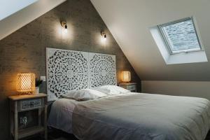 ein Schlafzimmer mit einem Bett und zwei Tischen mit Lampen in der Unterkunft la bohème in Cherbourg en Cotentin