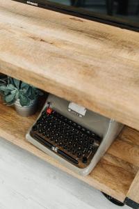 a computer keyboard sitting on top of a wooden desk at la bohème in Cherbourg en Cotentin