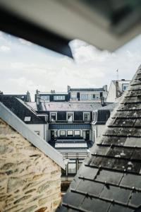 Blick auf eine Stadt vom Dach eines Gebäudes in der Unterkunft la bohème in Cherbourg en Cotentin