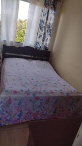 Een bed of bedden in een kamer bij Casa charmosa em ARMAÇÃO DOS BÚZIOS