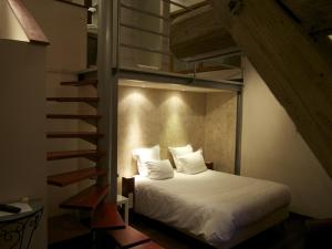 Postel nebo postele na pokoji v ubytování Logis Hôtel Les Pages