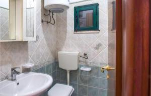 bagno con servizi igienici e lavandino di Awesome Home In San Lorenzo With 2 Bedrooms 