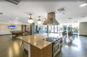 TV a/nebo společenská místnost v ubytování Centrally Located Apartments with Free parking + 30 fotografií