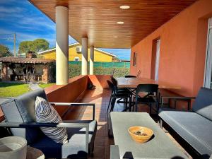 A seating area at Piscina de sal Barbacoa Wifi, Parking Gratis, 3 min PGA Casa El Roble