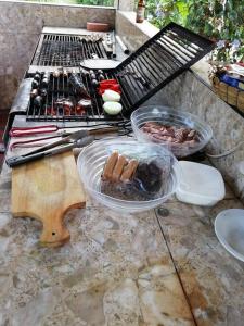 a grill with hot dogs and other food on a table at Alejandría, reserva natural y las 7 cascadas in La Vega
