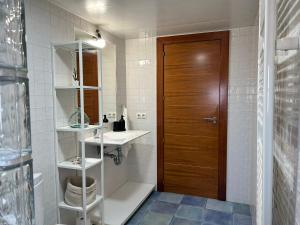 A bathroom at Piscina de sal Barbacoa Wifi, Parking Gratis, 3 min PGA Casa El Roble