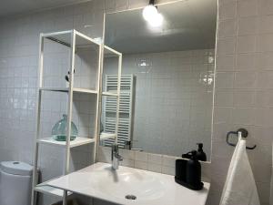 A bathroom at Piscina de sal Barbacoa Wifi, Parking Gratis, 3 min PGA Casa El Roble