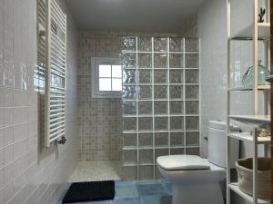 A bathroom at Piscina de sal Barbacoa Wifi, Parking Gratis, 3 min PGA Casa El Roble