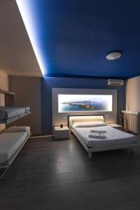 una camera con due letti e un soffitto blu di Garda Fantasy Apartment - JACUZZI a Desenzano del Garda