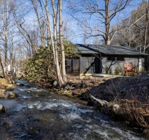 uma pequena casa com um riacho em frente em Greenbriar Place- King Studio - Creekside and the National Park em Cosby