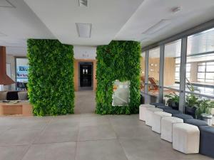 un vestíbulo con una pared verde en un edificio en Lindo studio em Moema, en São Paulo