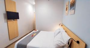 Rúm í herbergi á Front One Hotel Pasir Koja Bandung