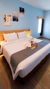 Rúm í herbergi á Front One Hotel Pasir Koja Bandung