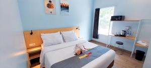 Rúm í herbergi á Front One Hotel Pasir Koja Bandung