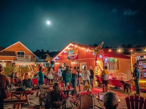 een groep mensen die voor een tent met lichten staan bij Gîte B&B du Village in Saint Mathieu Du Parc