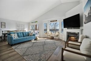 sala de estar con sofá azul y chimenea en Million Dollar Views: Lakefront, Dock, Kayaks+More, en Winchester