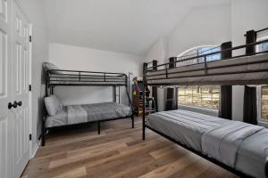 1 dormitorio con 2 literas y ventana en Million Dollar Views: Lakefront, Dock, Kayaks+More, en Winchester