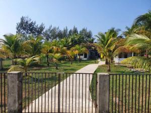 JaliapāraにあるSunset Serenityのヤシの木のある公園の前の門