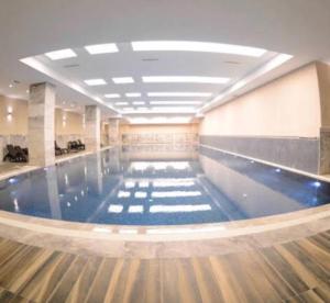 una piscina en un edificio con bolera en Luxury privet 3 bed room 1 saloon security Nearby vadi istanbul 10min to mall of Istanbul and city centre private spa & winter pool for women, en Estambul