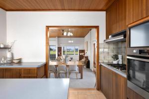 cocina con mesa y comedor en Want extra FREE nighly stays added to your booking Shoot me a message before you book to find out how, en Queenscliff