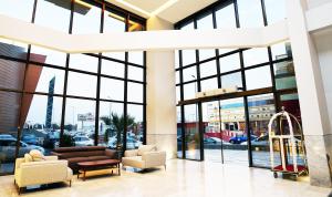 een lobby met banken en stoelen in een gebouw bij Jasmine Garden Hotel in Jeddah