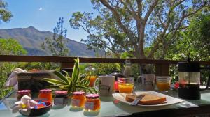 uma mesa com um prato de comida e bebidas em la Cabane de la Vallee em Dumbéa