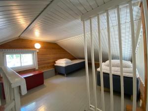 - une chambre avec des lits superposés dans une cabine dans l'établissement Meri-Ruukin Lomakylä, à Matildedal