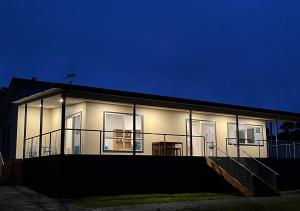 una casa con una fachada iluminada por la noche en Shell Cottage en Coles Bay
