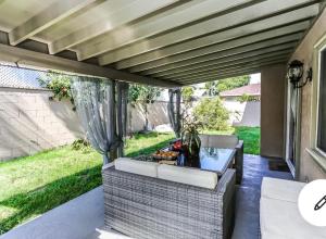 un patio con mesa y parrilla en Shabby chic abode in Los Angeles ca, en Lomita