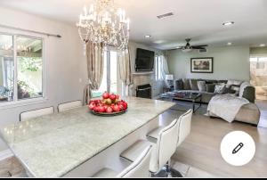 cocina y sala de estar con una mesa con fruta. en Shabby chic abode in Los Angeles ca, en Lomita