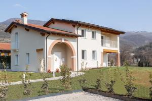 a large white house with a garden in front of it at B&B Casa Pralunghi in Calvene