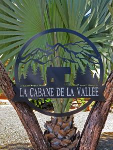 a sign that reads la cabana de la valle at la Cabane de la Vallee in Dumbéa