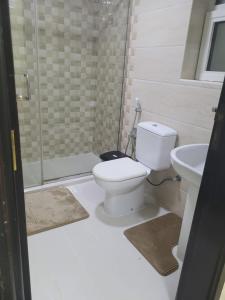 Phòng tắm tại Spacious & Comfortable 1 BR and 1 Living Room Apartment Near Sharjah University City