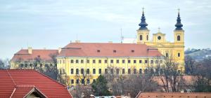 ein großes gelbes Gebäude mit rotem Dach in der Unterkunft Apartament momA Oradea in Oradea