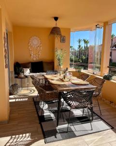 comedor con mesa y sillas en el patio en Aquamarine apartment in Marina Sotogrande, en Torreguadiaro