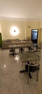 ヴェンティミリアにあるHotel Postaのテーブルと薄型テレビ付きの広い客室です。