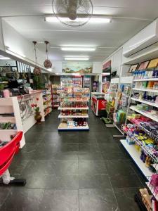 Supermarket nebo jiné obchody v  apartmánu nebo okolí