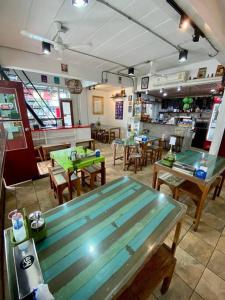 un restaurante con mesa, mesas y sillas en Ratanawong Place 403 en Bangkok