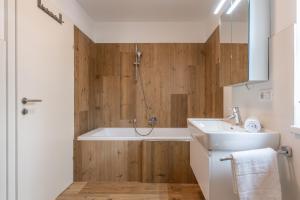 A bathroom at Alpen Lodge Még 37 kép