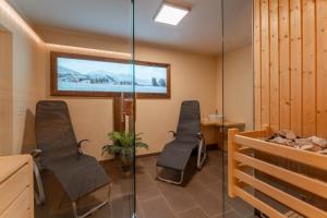 A seating area at Alpen Lodge