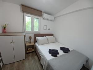ein Schlafzimmer mit 2 Betten und Handtüchern darauf in der Unterkunft Seaside house for 8 close to Olympia & the beach in Levendokhórion