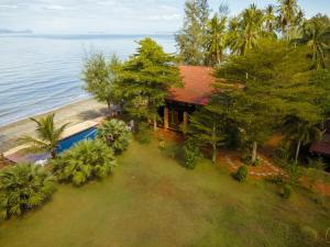 een luchtzicht op een huis naast het water bij The Chevalley Beach Resort in Satun