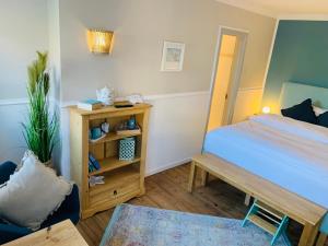 ein kleines Schlafzimmer mit einem Bett und einem Tisch in der Unterkunft Hotel Bed & Breakfast am Dom in Schleswig