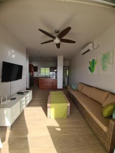 Μια τηλεόραση ή/και κέντρο ψυχαγωγίας στο CRYSTAL SHORES Self Catering Apartments - Beau Vallon, Seychelles