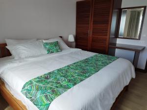 Ένα ή περισσότερα κρεβάτια σε δωμάτιο στο CRYSTAL SHORES Self Catering Apartments - Beau Vallon, Seychelles
